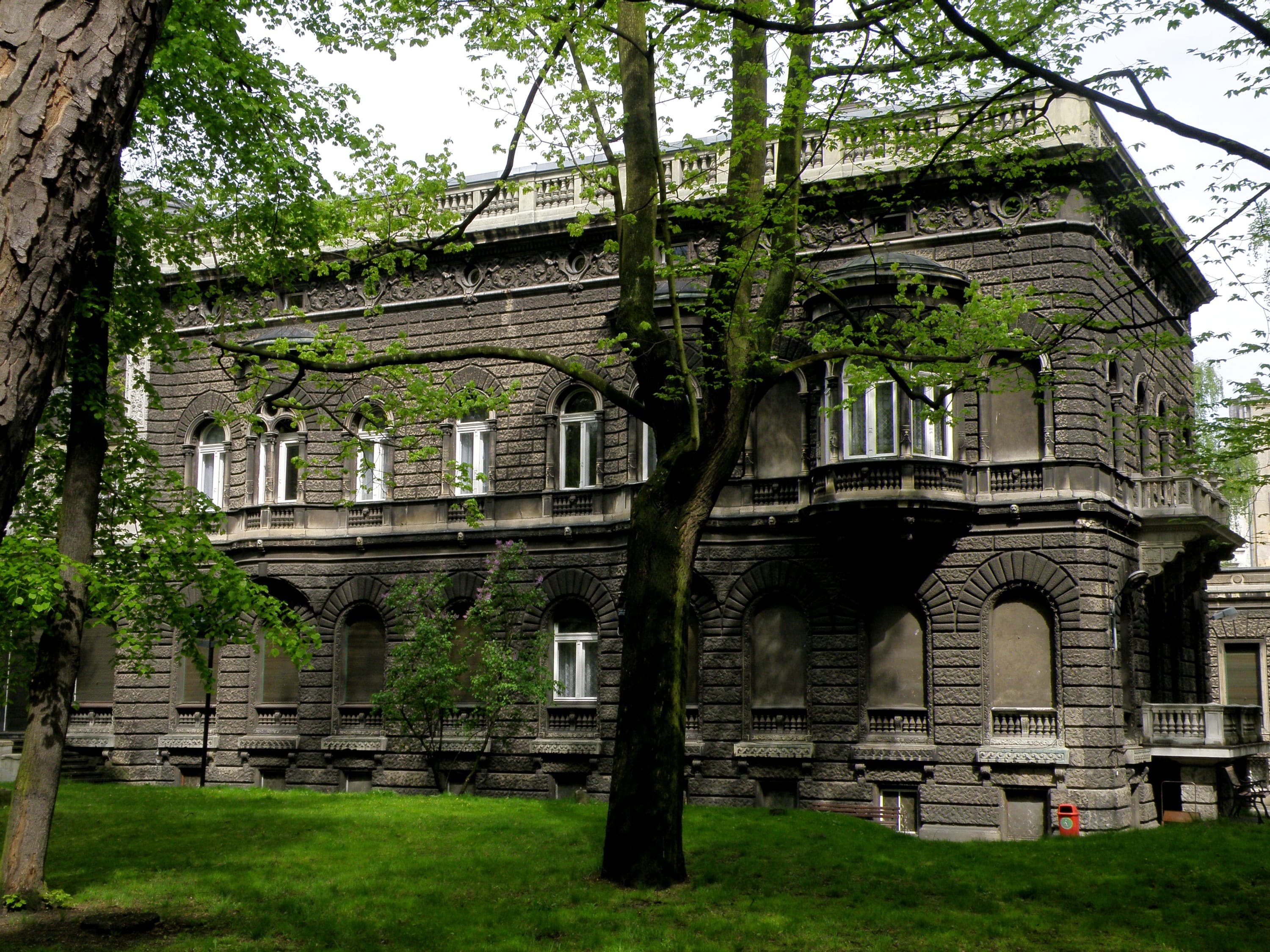 Lodz Grazyna ve Kiejstut Bacewicz Müzik Akademisi binasının arka bölümü, eski Poznański sarayında yer almaktadır.