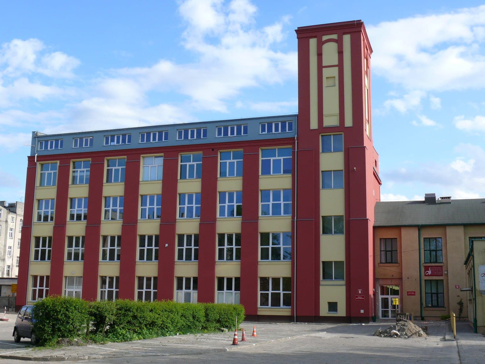 Lodz Beşeri Bilimler ve Ekonomi Üniversitesi'nin Pomorska Caddesi'ndeki ana kampüs binası