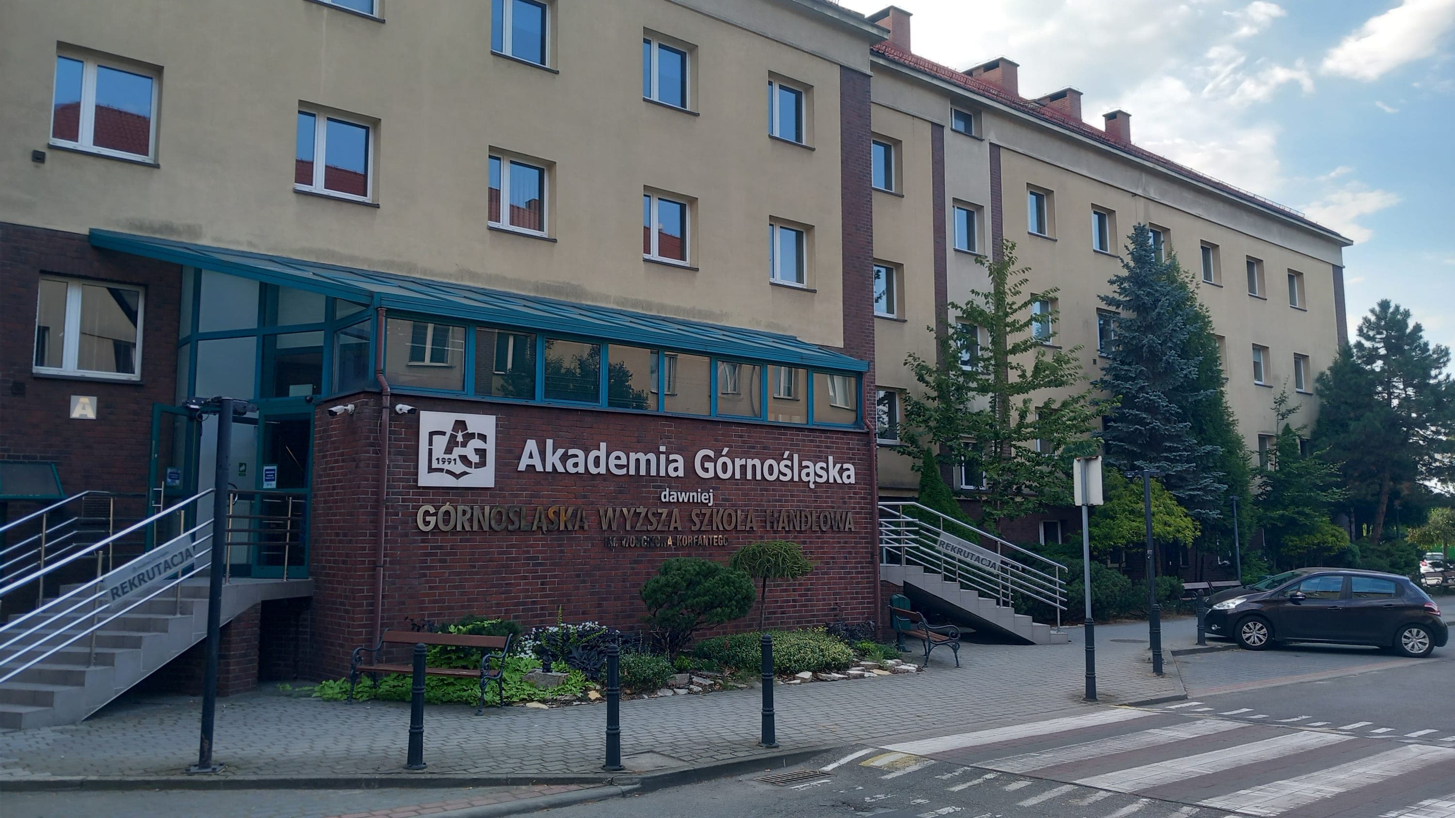 Katowice, Polonya'da Akademia Górnośląska im. Wojciecha Korfantego'nun üniversite binası
