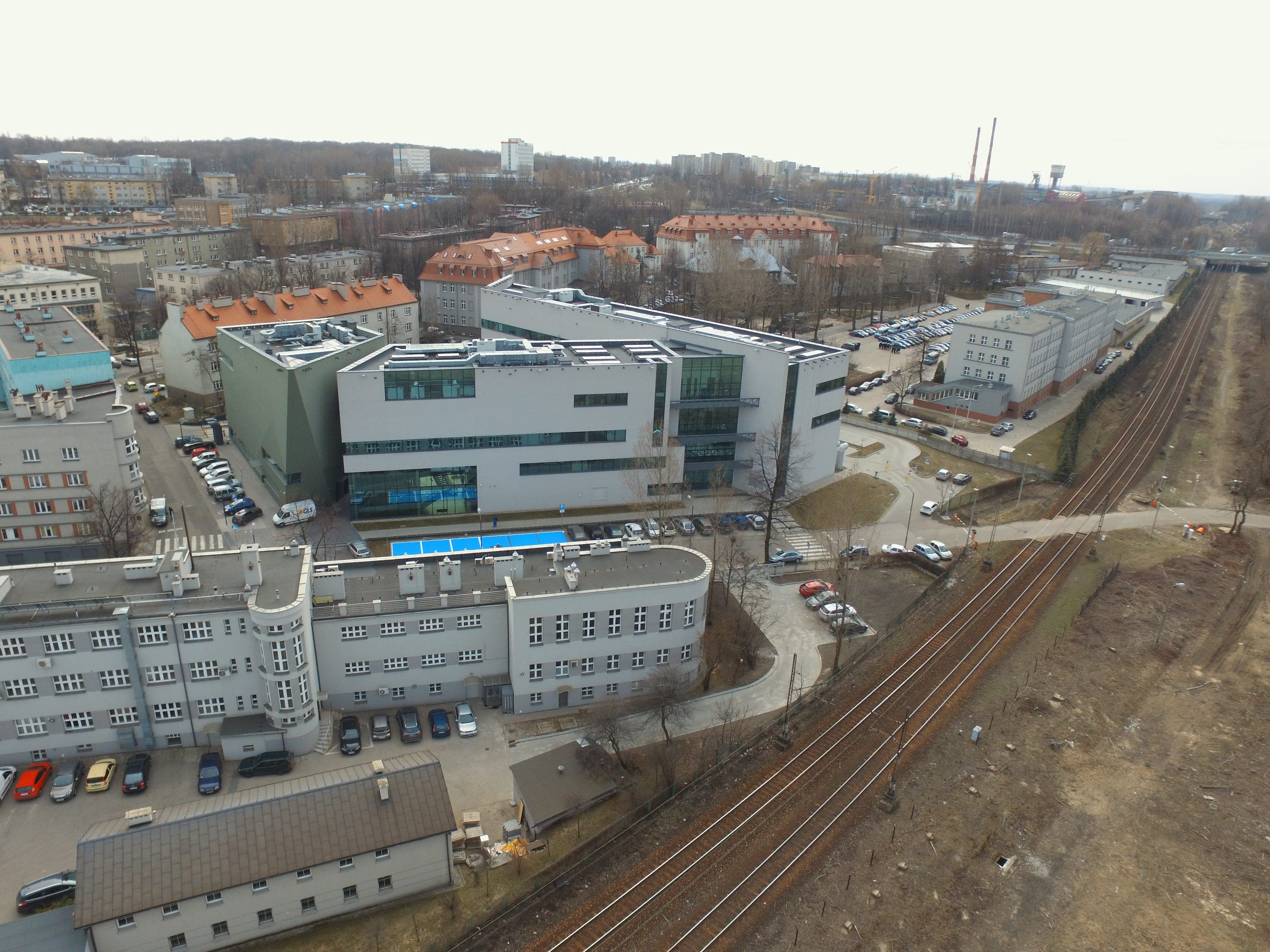 Raciborska Caddesi'nde Katowice Güzel Sanatlar Akademisi binalarının görünümü, yeni sanat bölümü binası ve eski askeri kışla kompleksi dahil