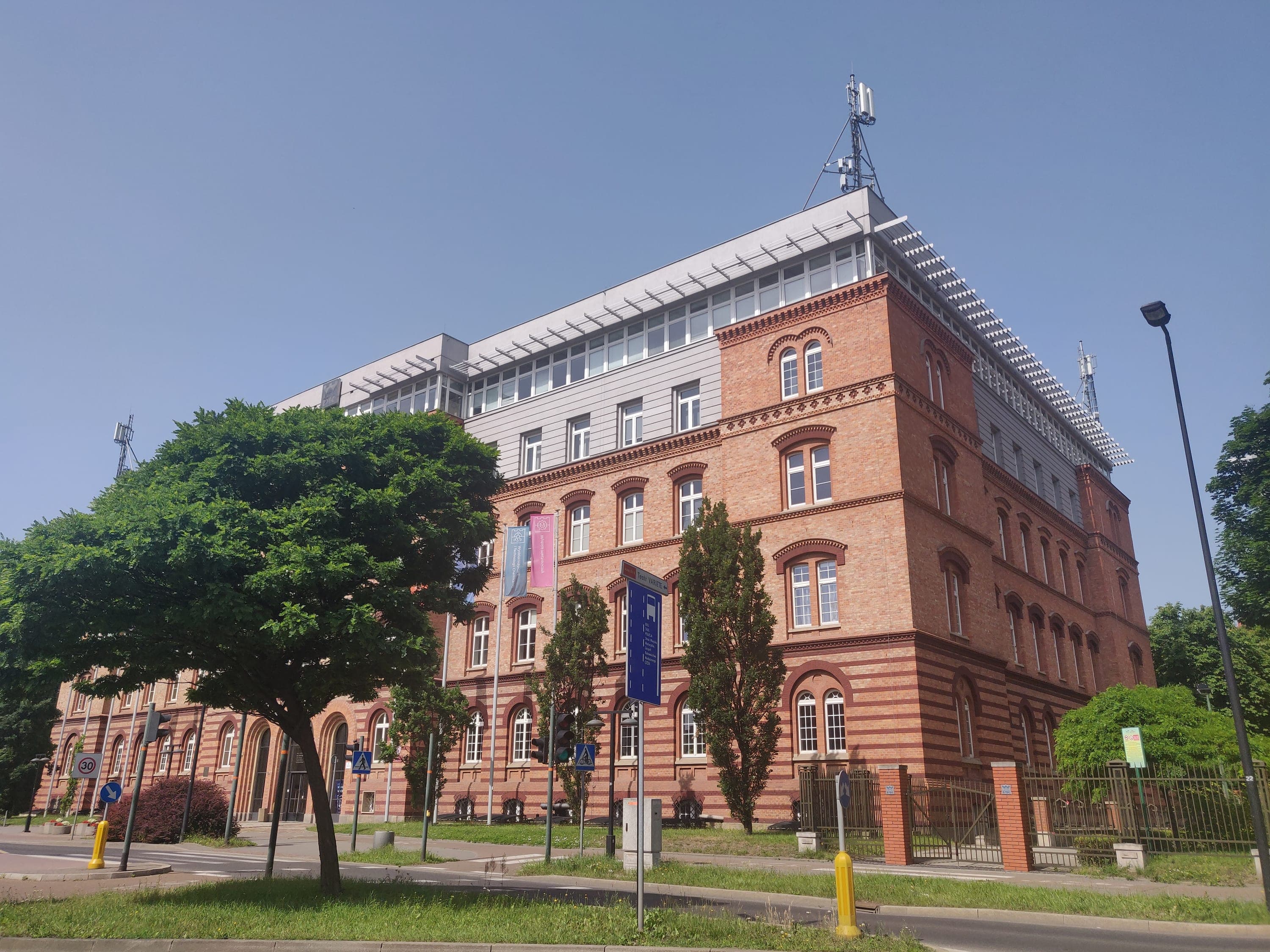 Krakov Teknik Üniversitesi'nin kampüs binaları ve alanları