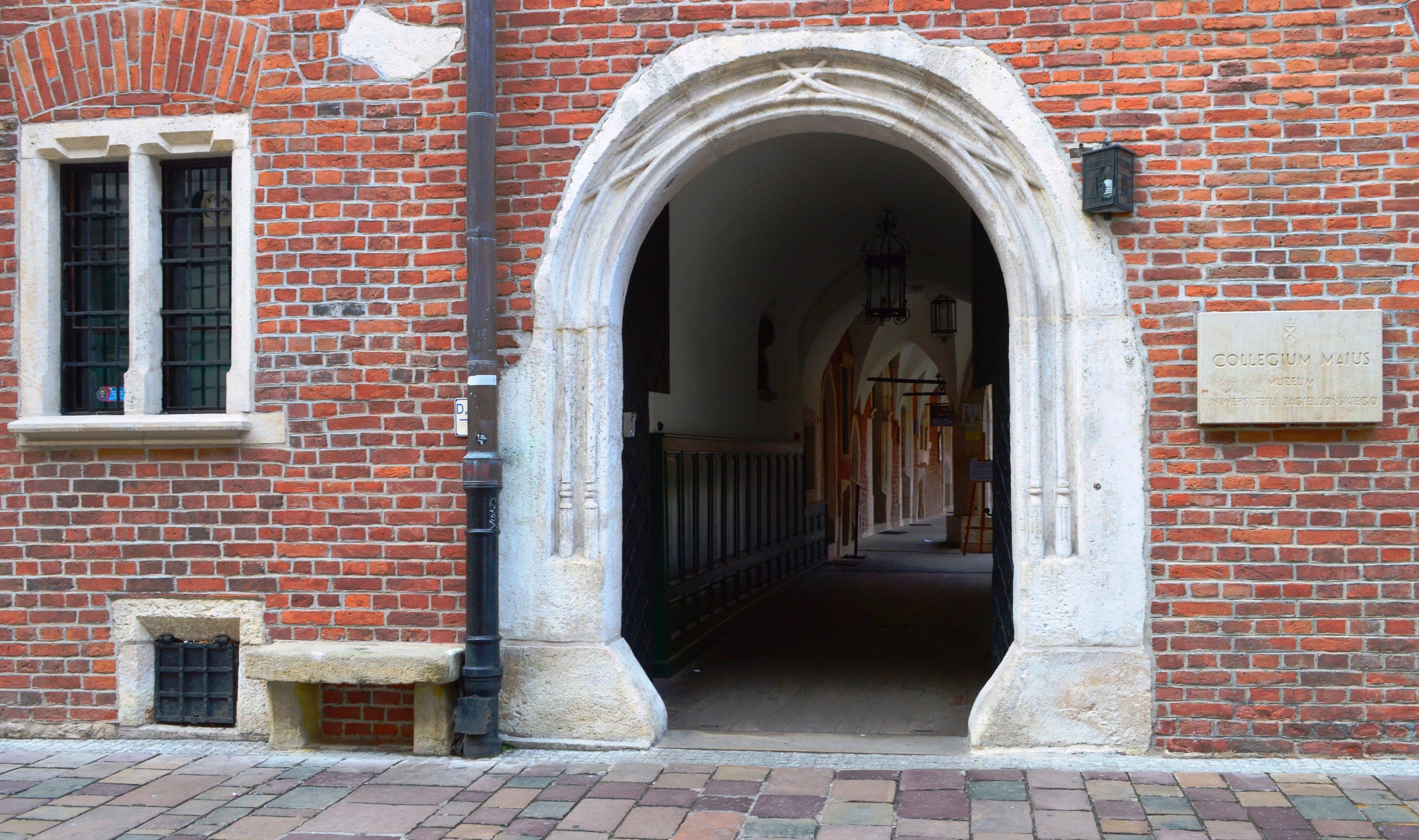 Jagiellonian Üniversitesi'nin Kraków'daki Büyük Kolej (Collegium Maius) girişi