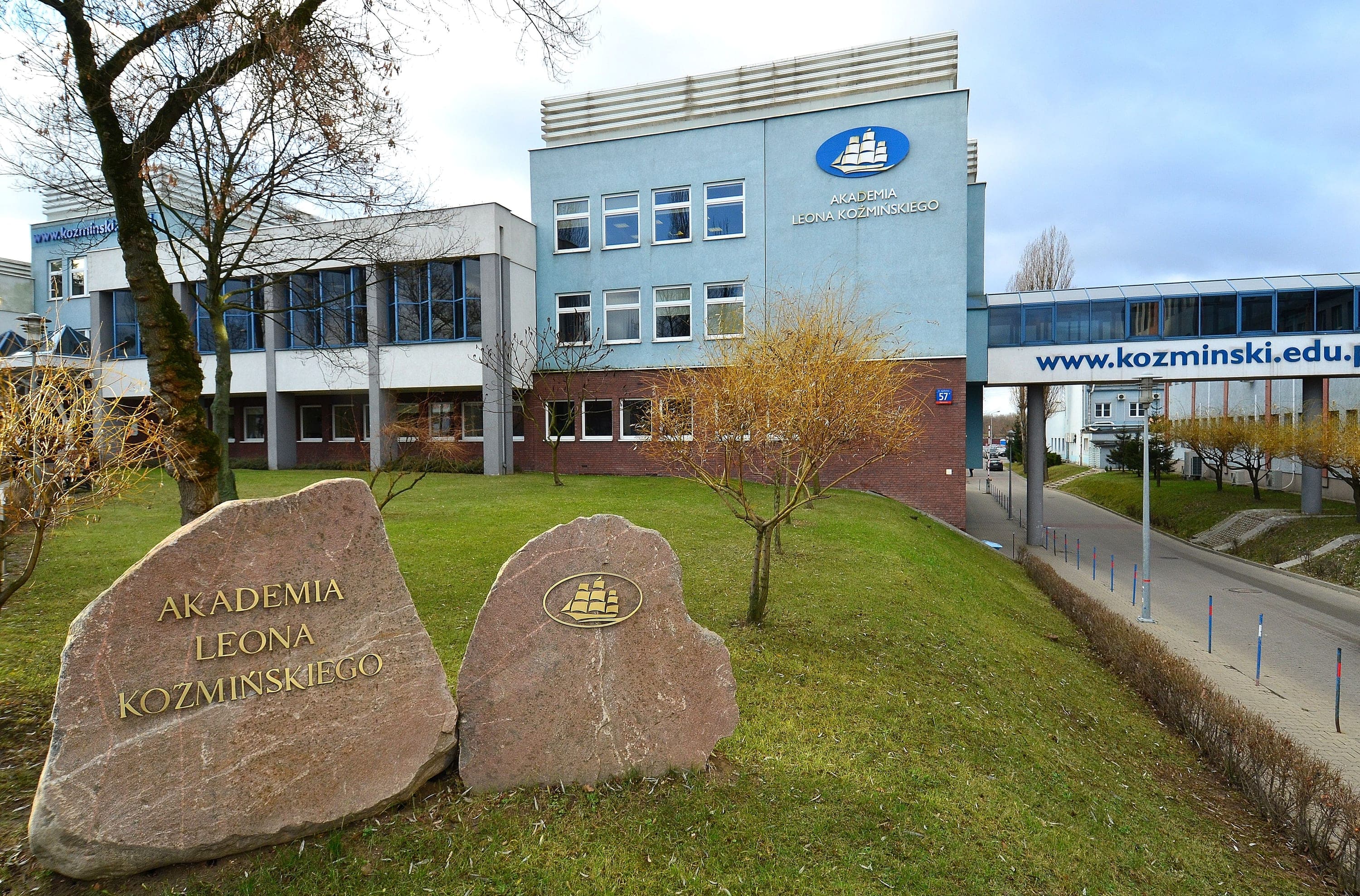 Varşova'da Kozminski Üniversitesi'nin bir binasının dış görünümü