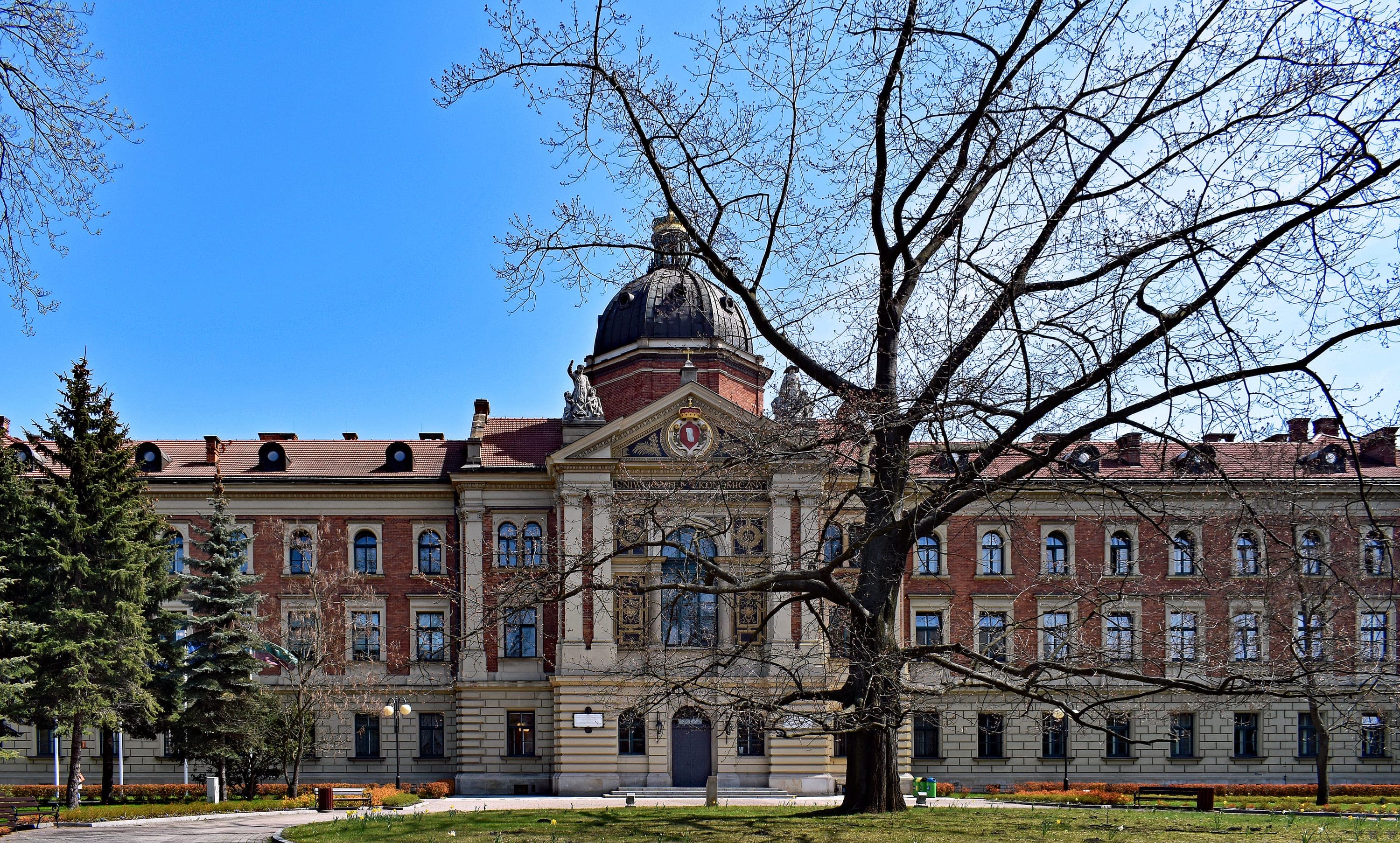 27 Rakowicka sokağında bulunan Kraków Ekonomi Üniversitesi ana binası, 1887 yılında mimarlar Władysław Ekielski ve Tadeusz Stryjeński tarafından tasarlanmıştır