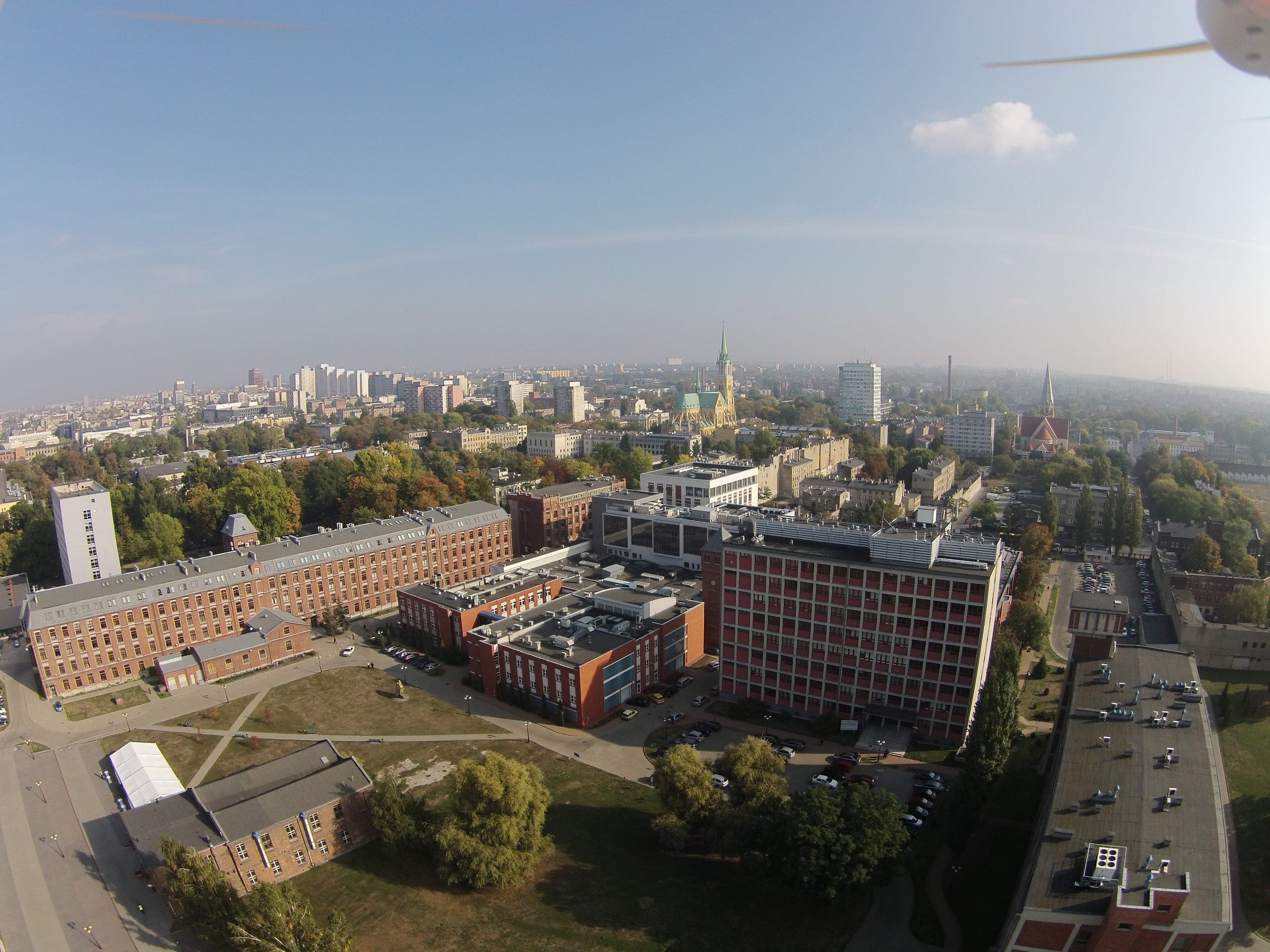 Łódź Teknoloji Üniversitesi kampüsünün hava fotoğrafı, birden çok bina ve alanları gösteren