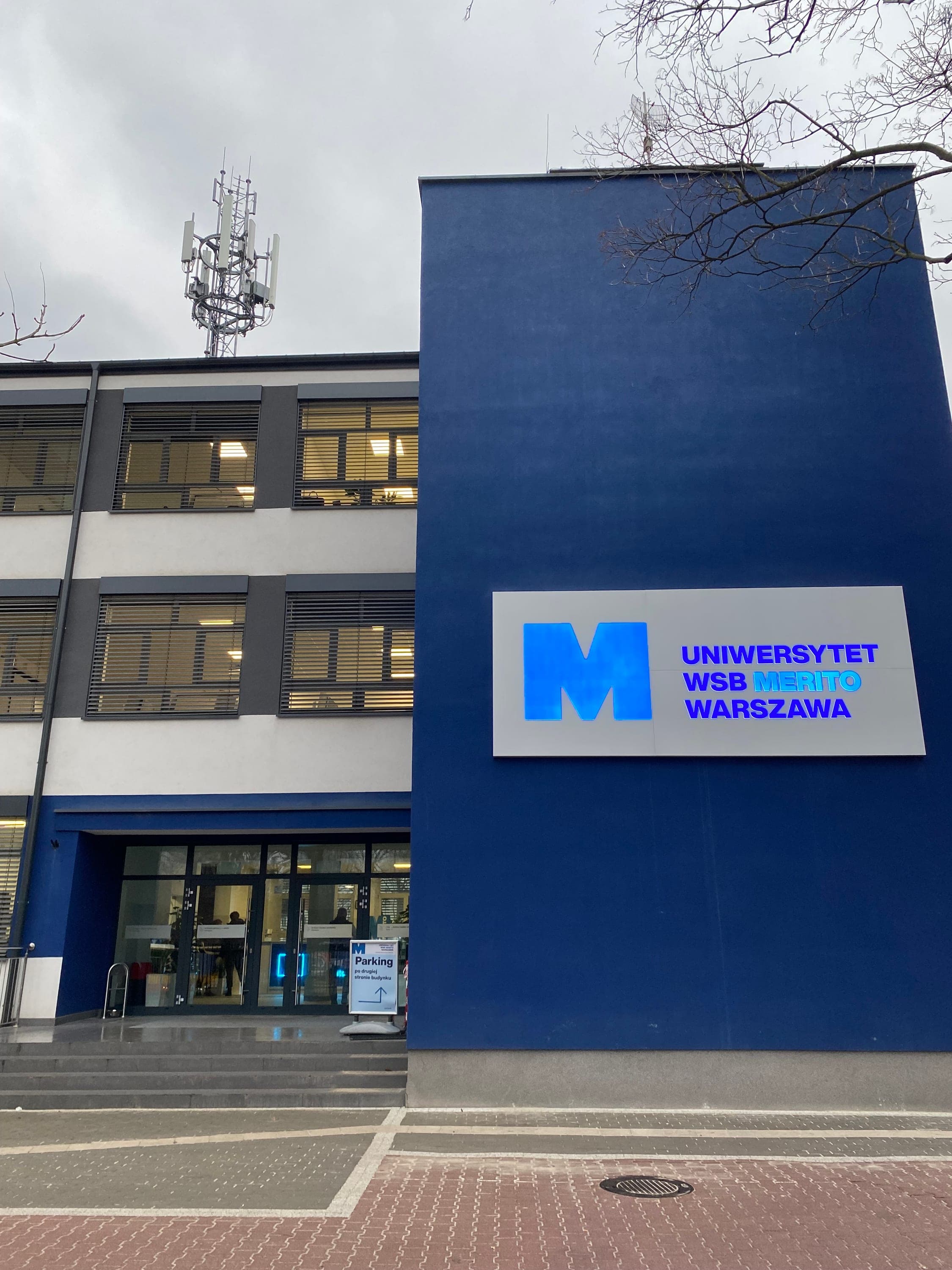 Varşova'daki WSB Merito Üniversitesi kampüsü