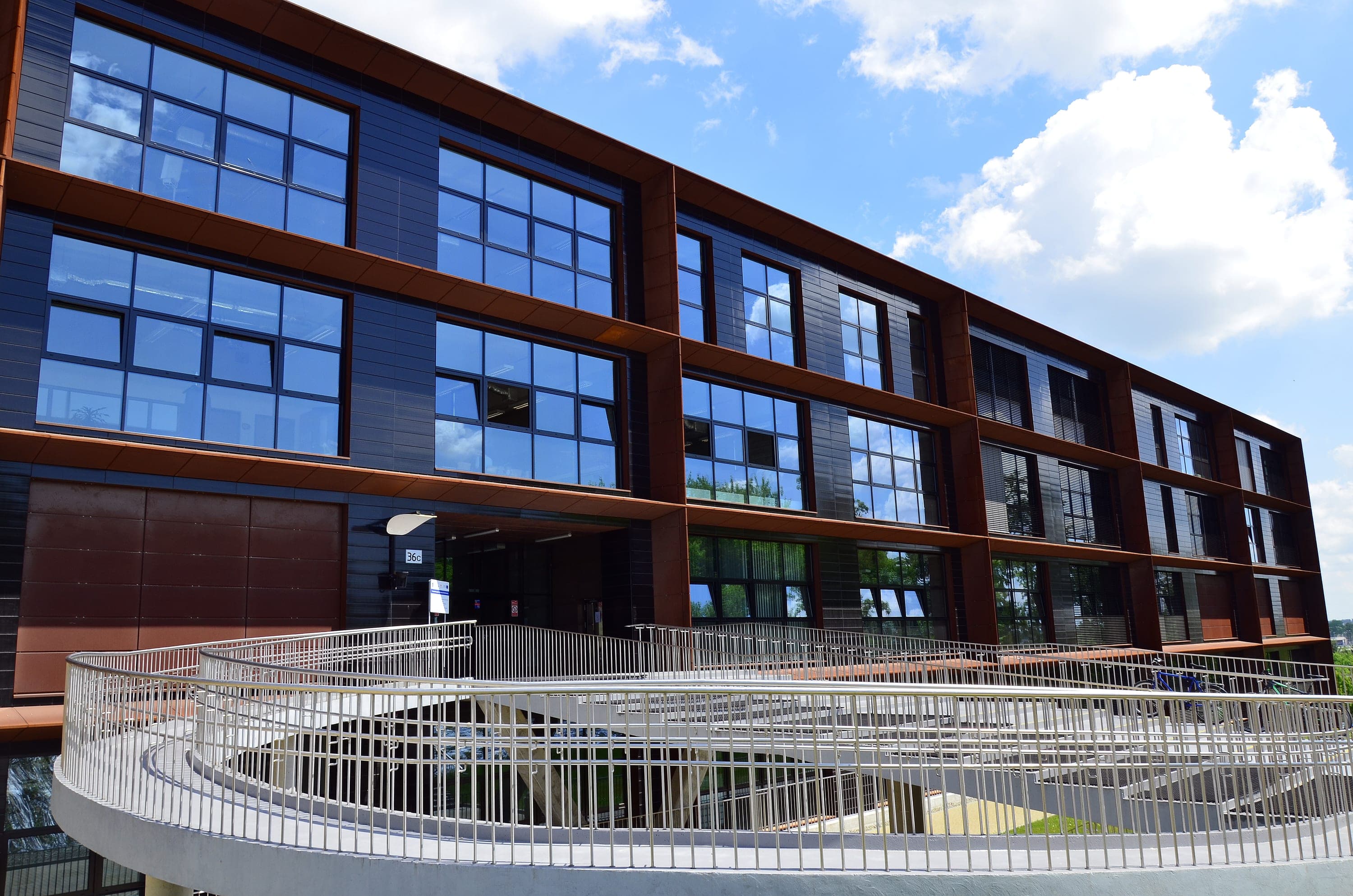 Lublin Teknoloji Üniversitesi kütüphanesi binasının dış cephesi