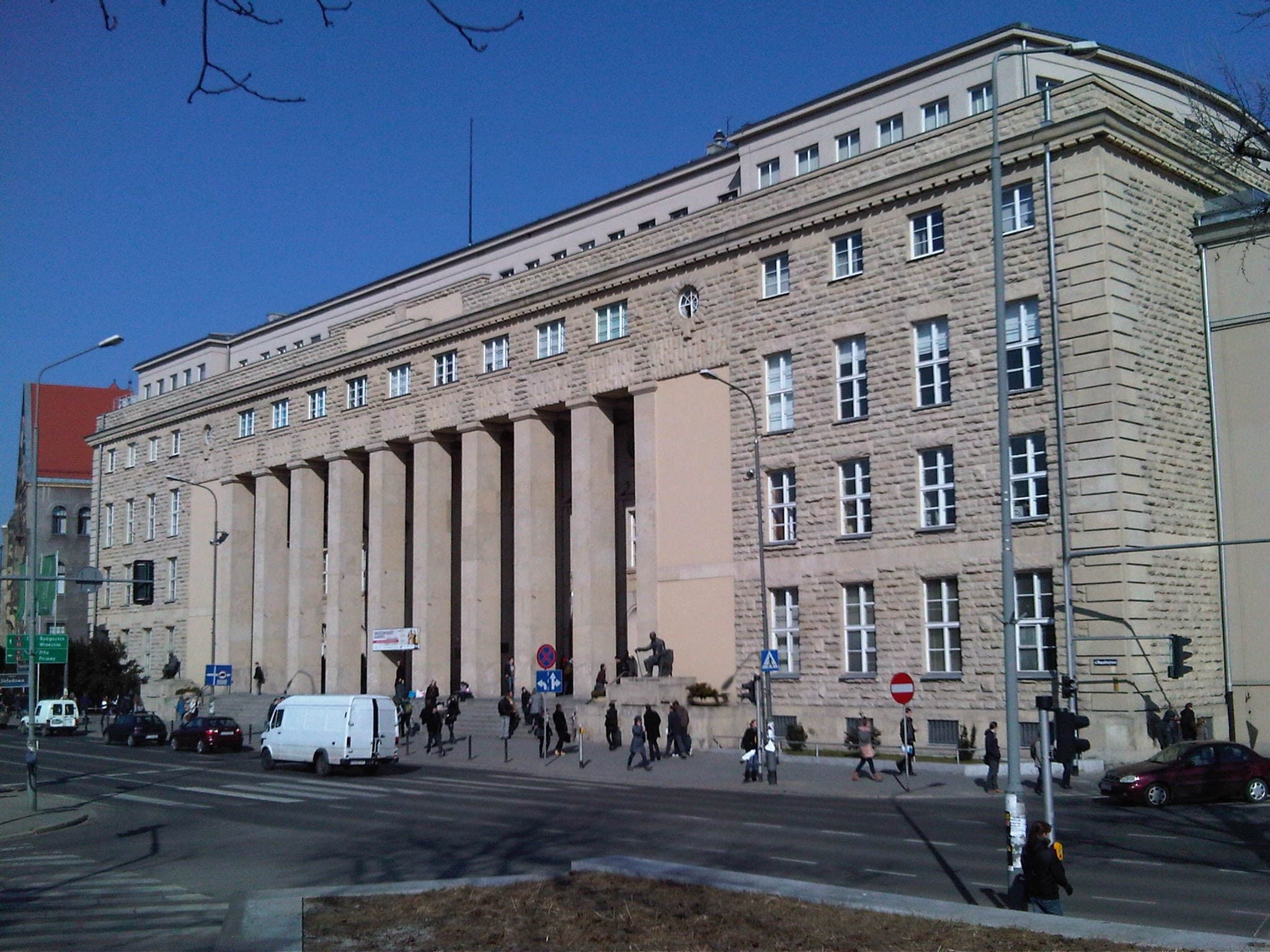 Poznań Ekonomi ve İşletme Üniversitesi'nin ana idari binası, Niepodległości Caddesi'nde yer alıyor, 1929-1932 yıllarında inşa edilmiş