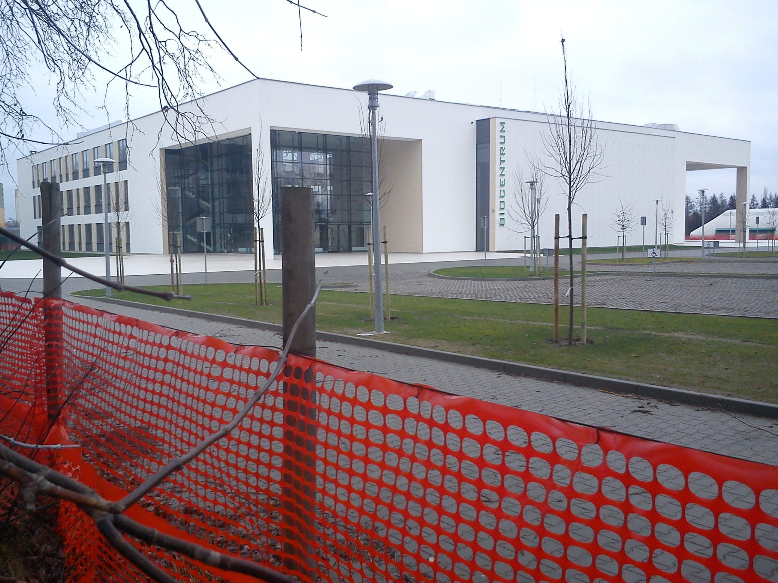 Poznań Yaşam Bilimleri Üniversitesi'nin Biocentrum binası, Dojazd Caddesi'nden görünüm