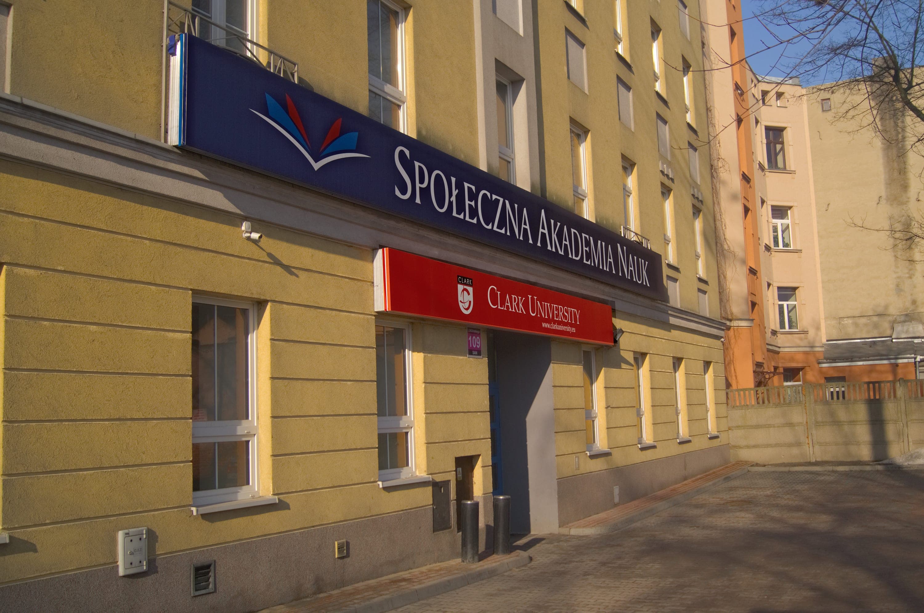 Łódź'teki Kilińskiego 109 numaralı adresteki Spoleczna Akademia Nauk binası