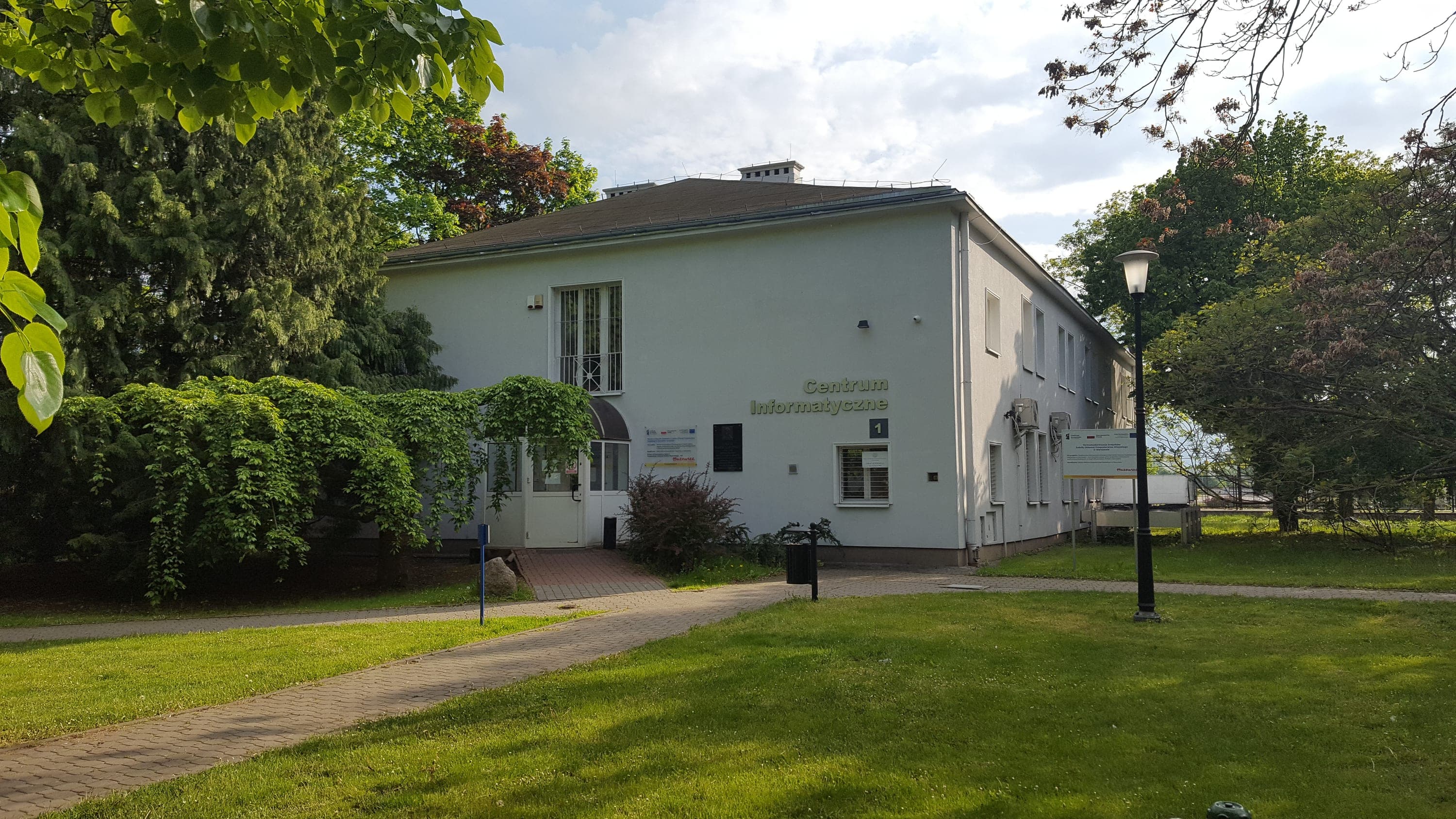 Varşova Yaşam Bilimleri Üniversitesi kampüsündeki modern bir bina