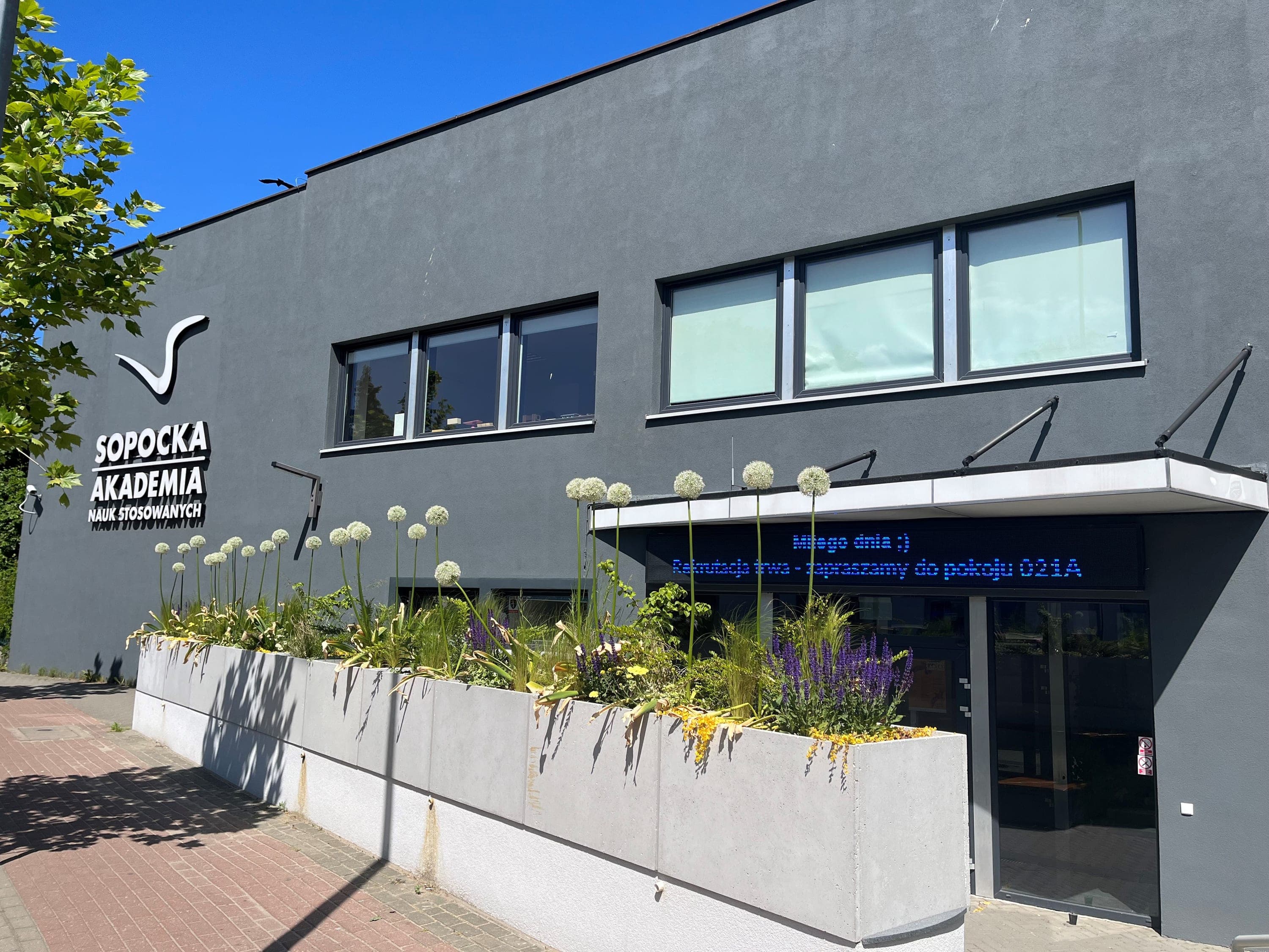 Sopot Uygulamalı Bilimler Akademisi'nin ana binası, tuğla yapılı bir kurumsal yapı