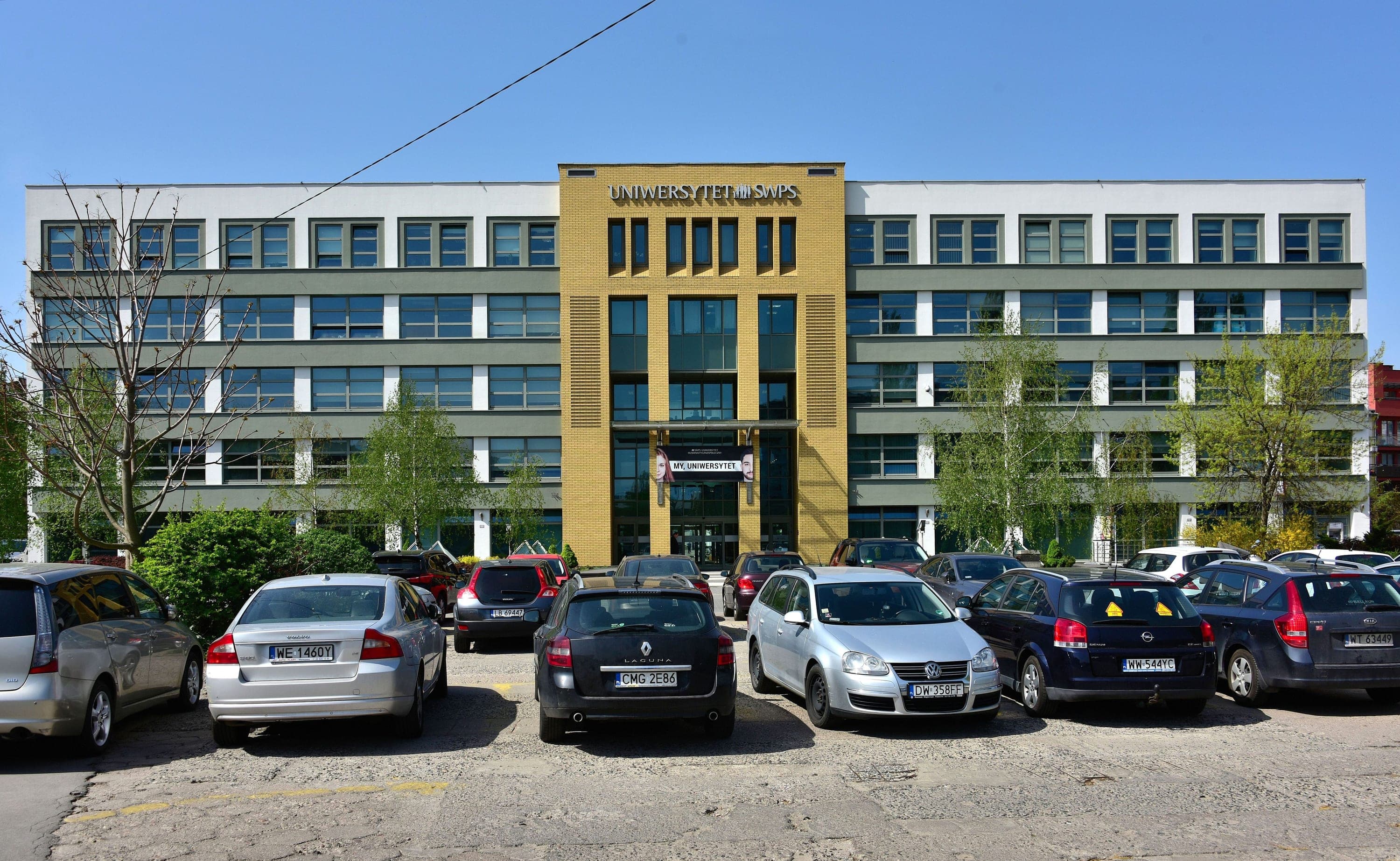 Varşova'daki Chodakowska Caddesi'nde SWPS Üniversitesi'nin ana binası