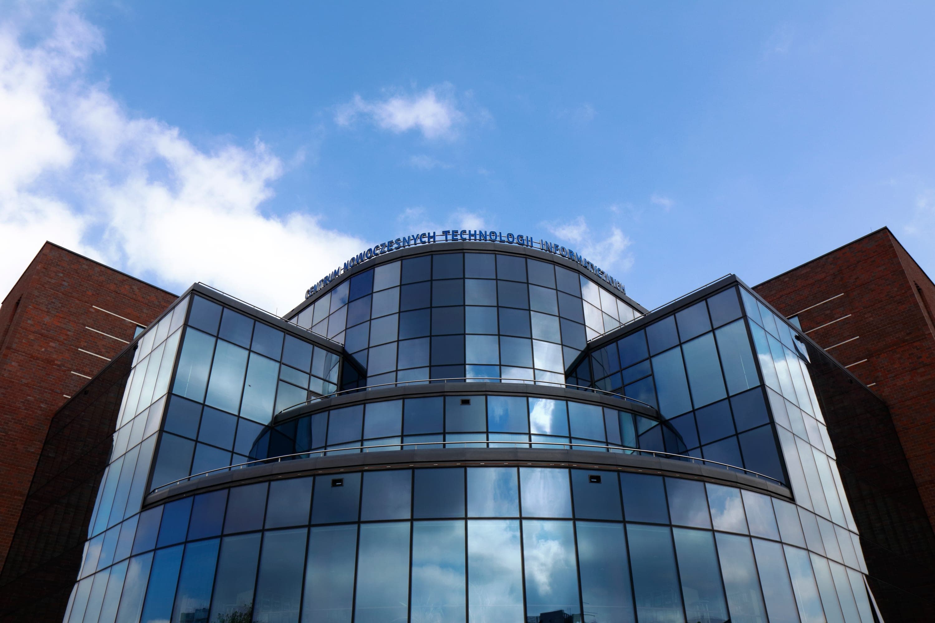 Katowice Ekonomi Üniversitesi binasının ön cephesi