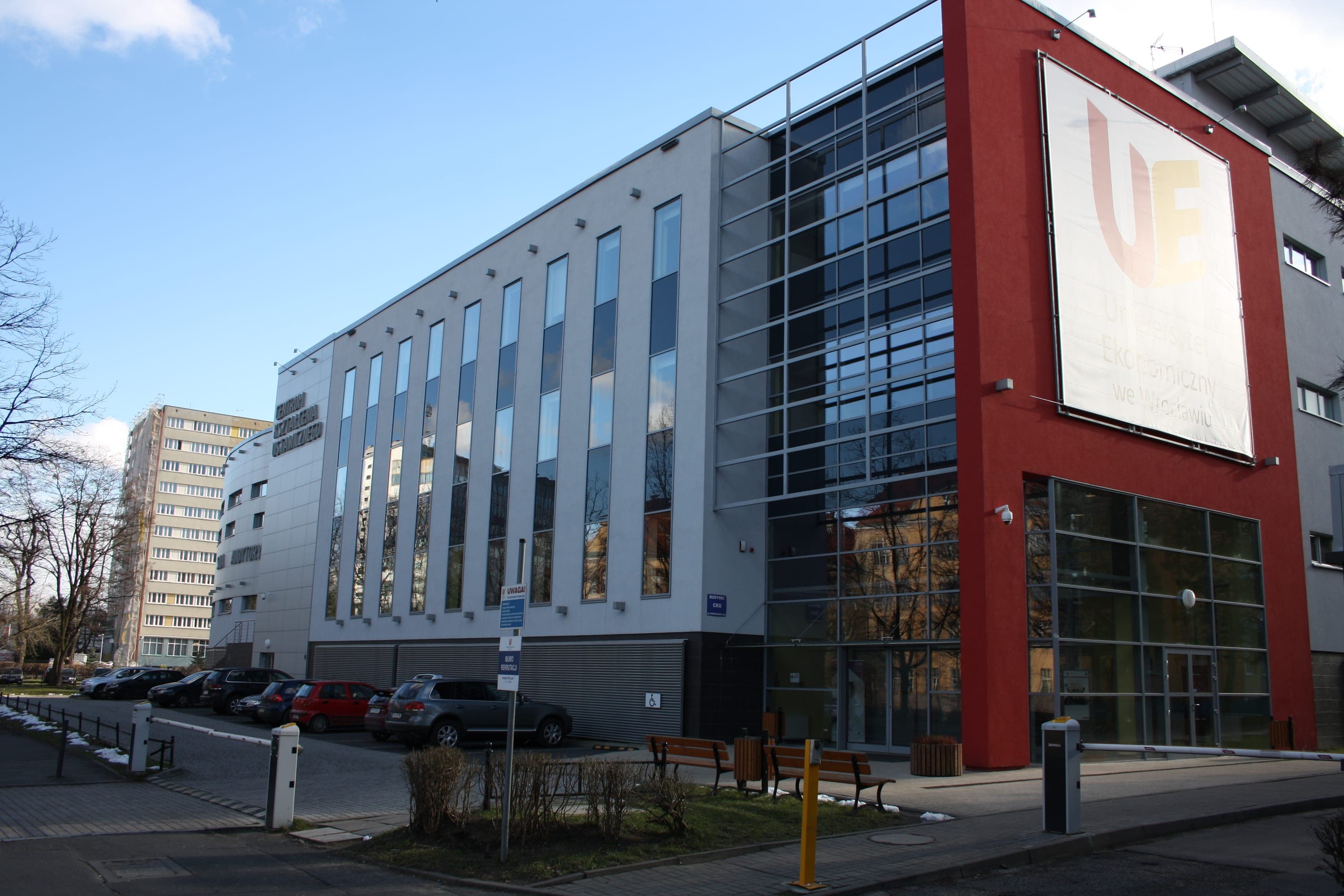 Wrocław Ekonomi ve İşletme Üniversitesi'nin CKU binası, batı tarafından görünmektedir