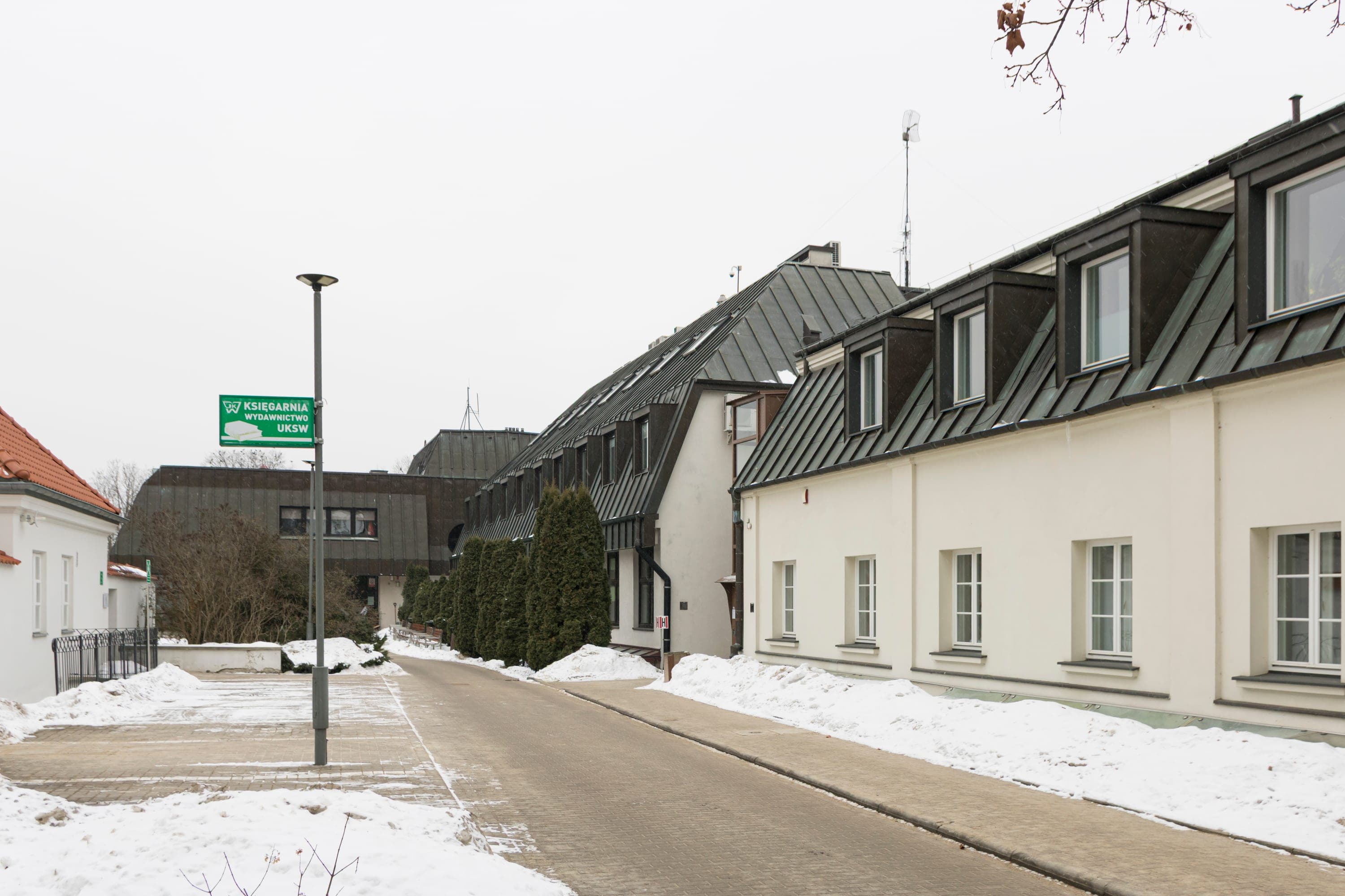 Varşova'daki Kardinal Stefan Wyszyński Üniversitesi'nin Bielany kampüsündeki ana akademik binaları