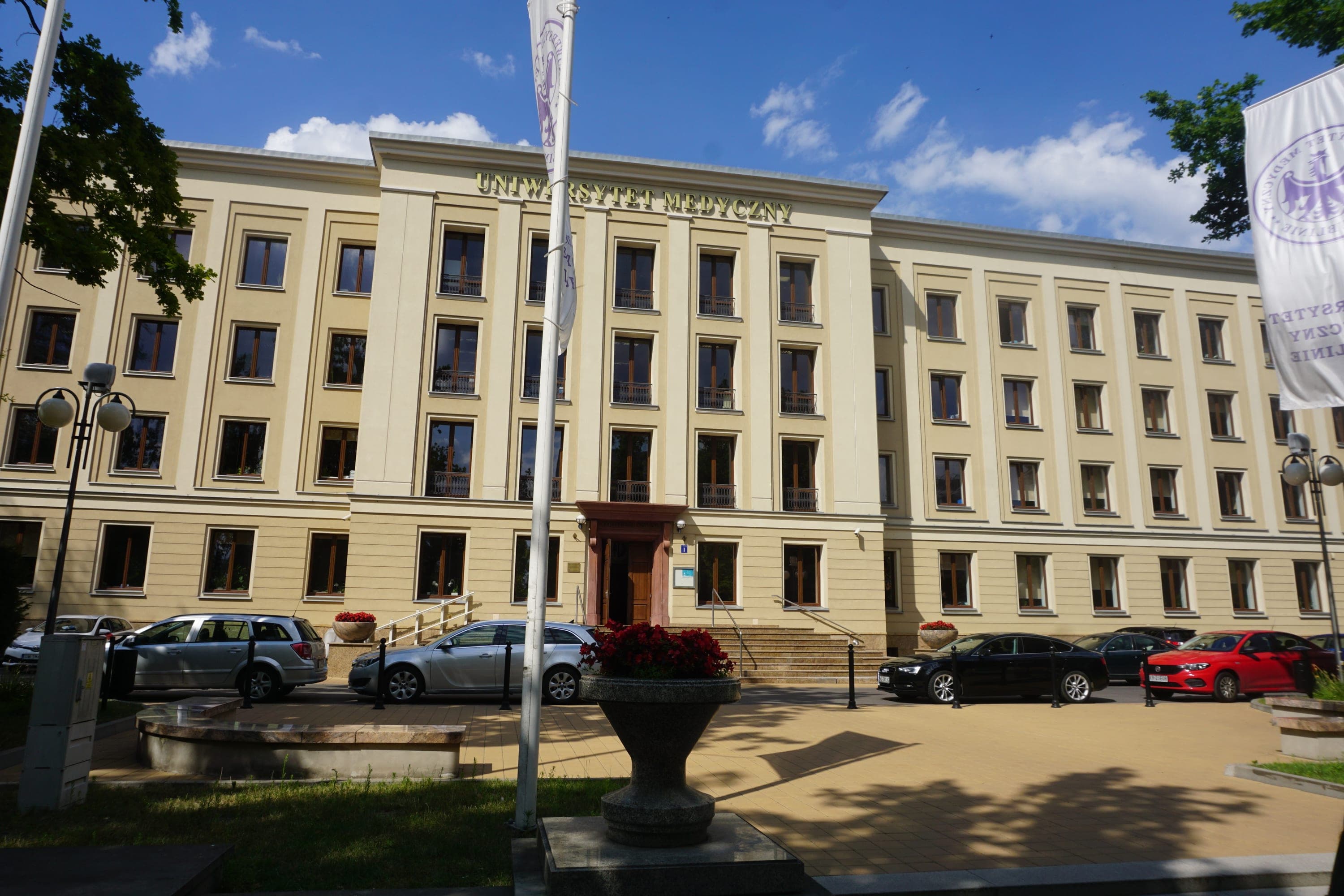 Aleje Racławickie Caddesi'ndeki Lublin Tıp Üniversitesi'nin ana binası
