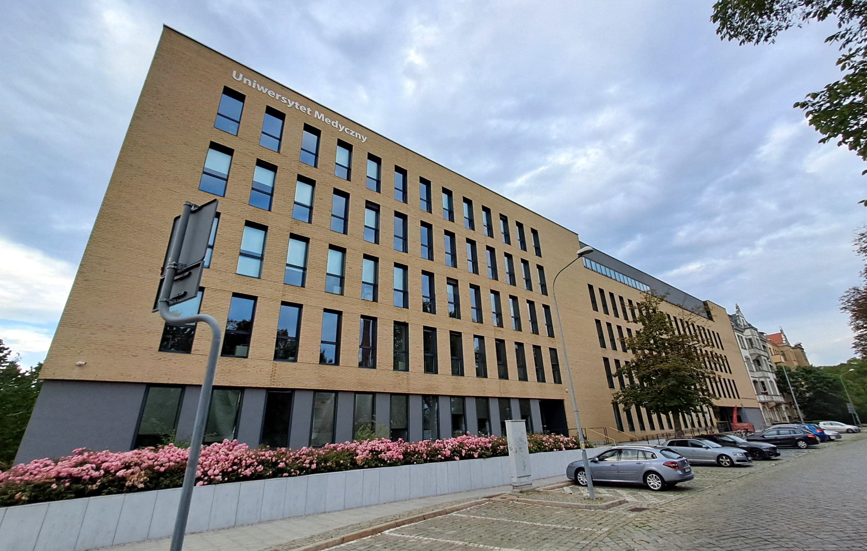 Wroclaw Tıp Üniversitesi'nin ana kütüphanesi, Tıbbi Bilgi Merkezi'nin bulunduğu bina