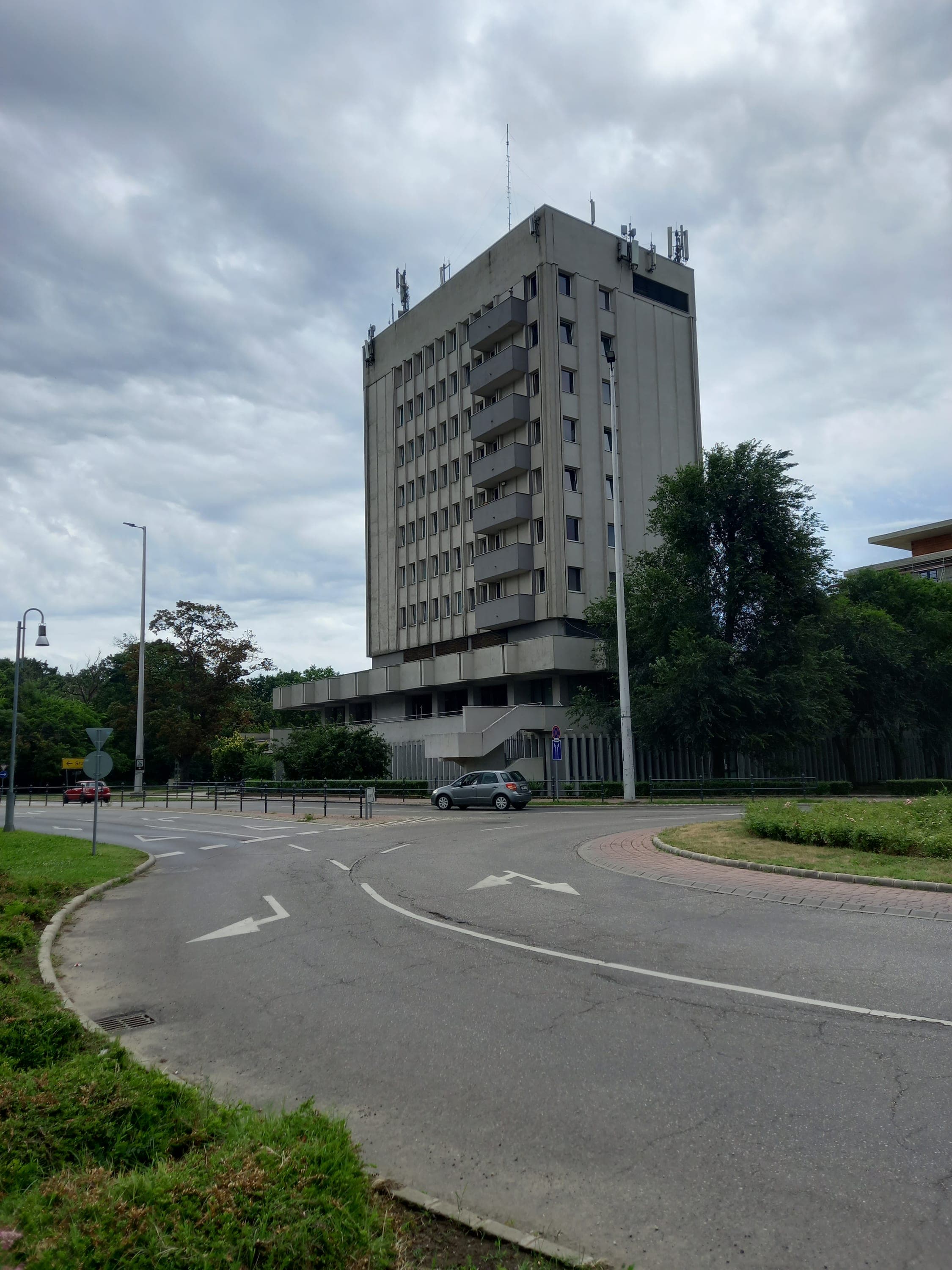 Debrecen Üniversitesi kampüs binası, çok katlı ve düzenli pencere desenli