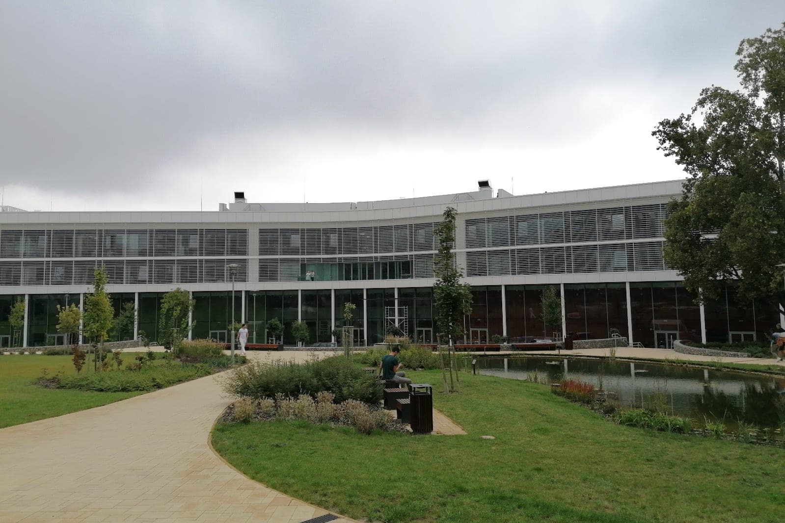 Pecs Üniversitesi Tıp Fakültesi'nin Eylül 2021'de açılışı yapılan yeni teorik bilim binası ve bitişiğindeki park