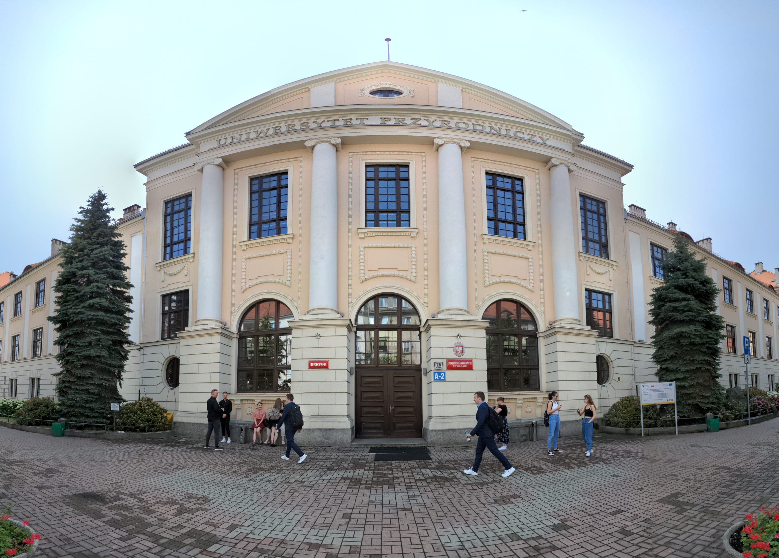 Wrocław Çevre ve Yaşam Bilimleri Üniversitesi'nin ana giriş binası