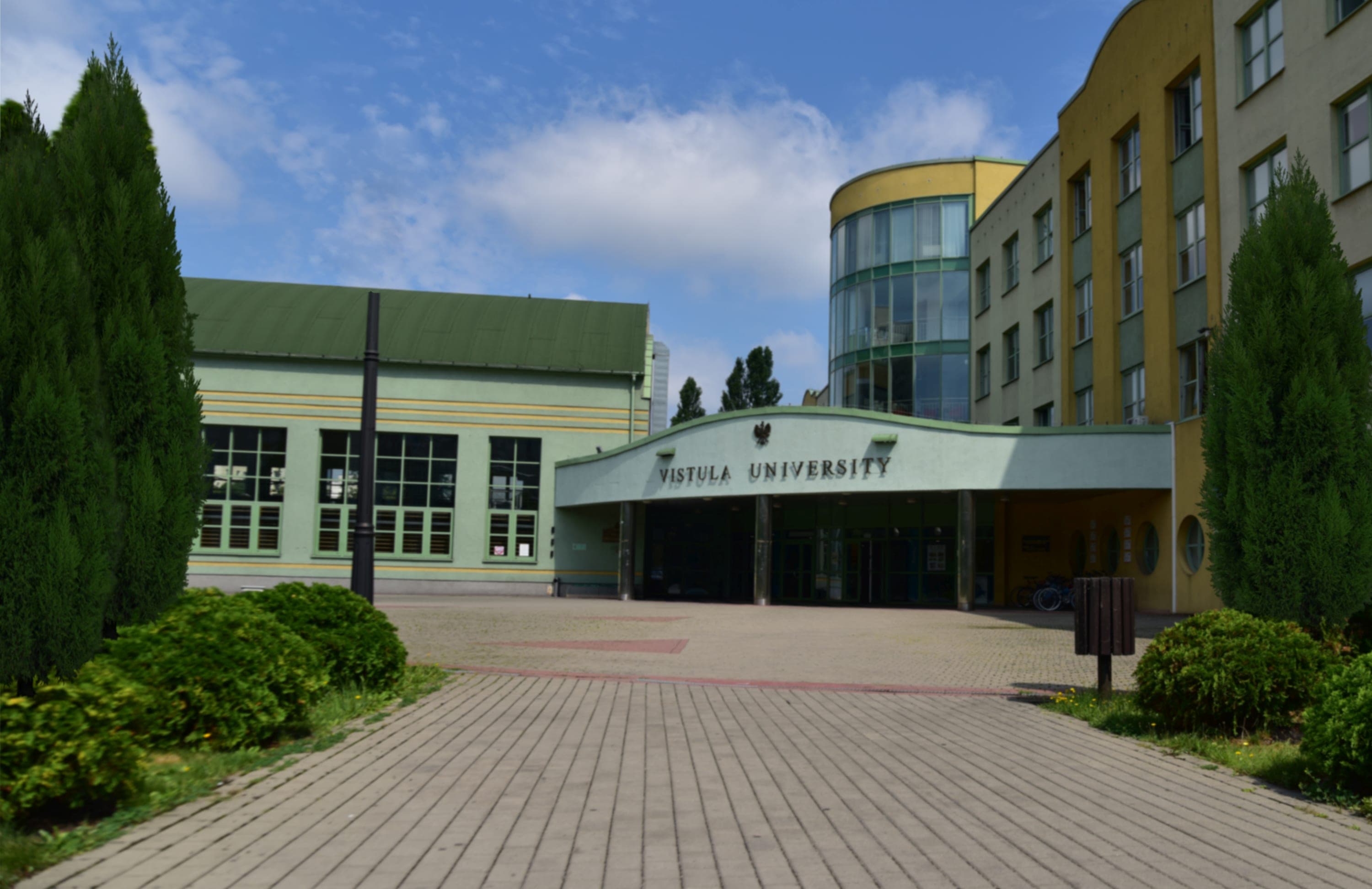 Varşova'da Vistula Üniversitesi'nin Finans ve İşletme Akademisi'nin modern bir kampüs binası