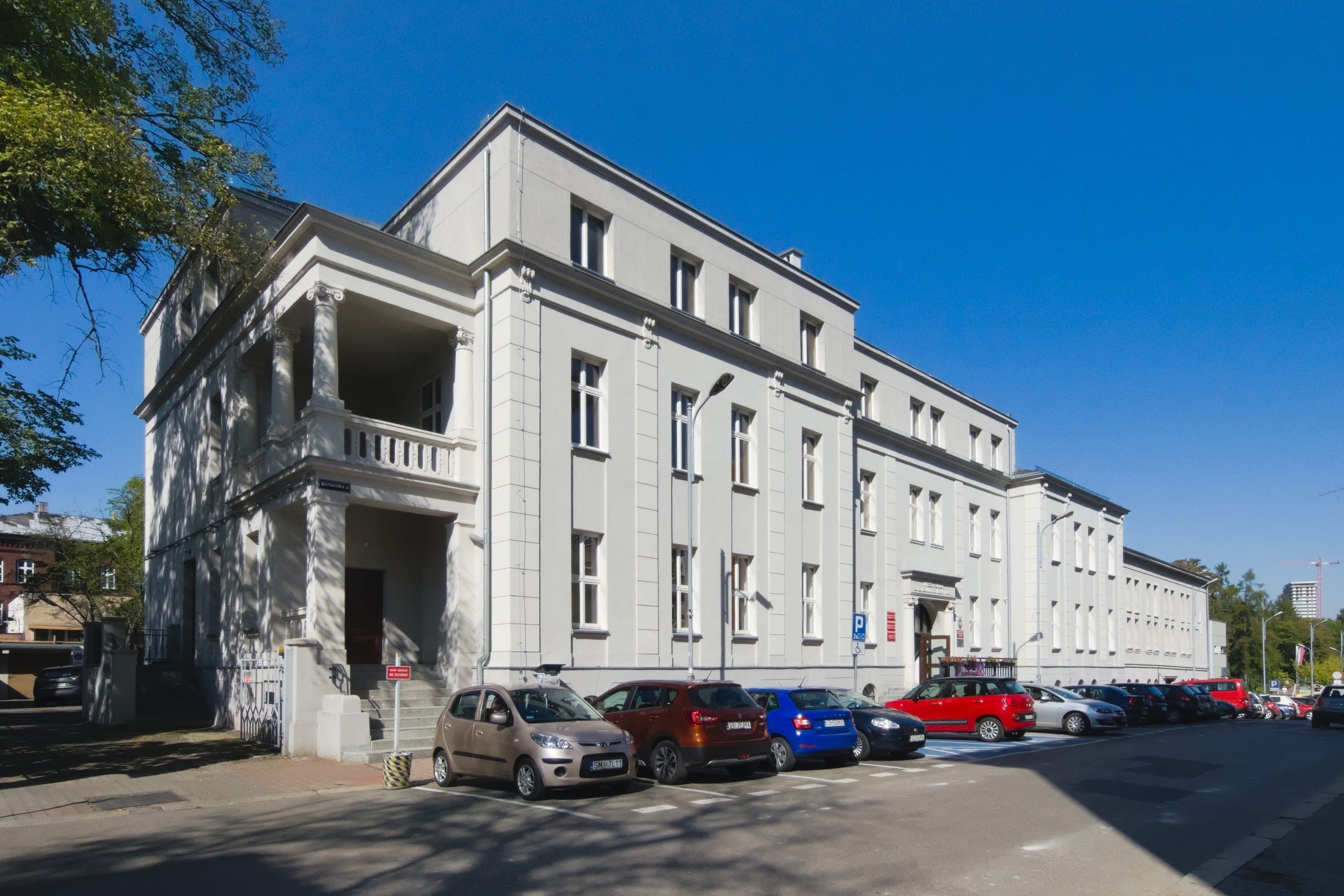 Katowice'de Bankowa 8 Caddesinde bulunan Katowice İş Güvenliği Yönetimi Üniversitesi'nin ana binası.
